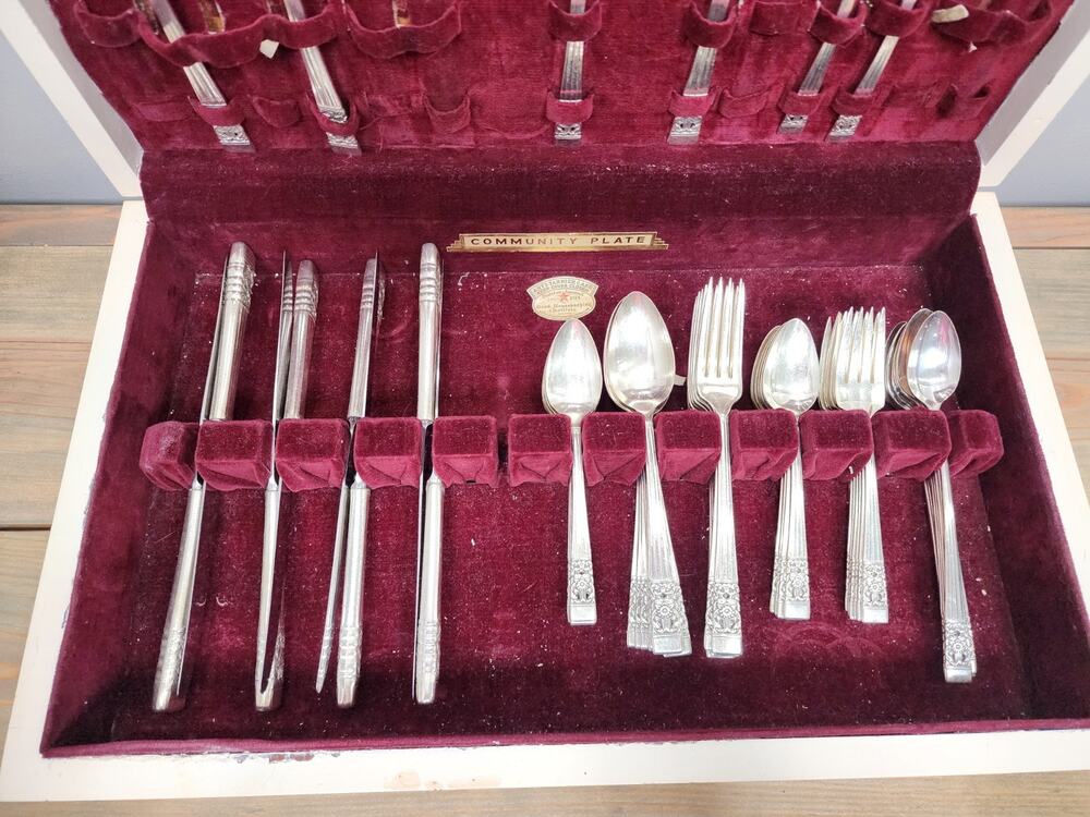 Oneida Community Coronation 62 Pc. Silver Plate silverware Chest Serves 8